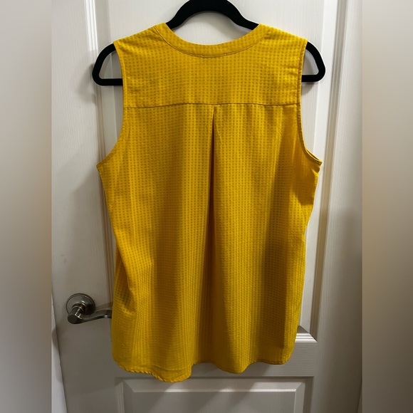 Erin Blair sleeveless blouse, size large. 100% polyester - Picture 2 of 2